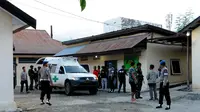 Ambulans yang mengangkut 2 jenazah terduga teroris Poso tiba di RS Bhayangkara, Palu, Sulawesi Tengah. (Liputan6.com/Dio Pratama)