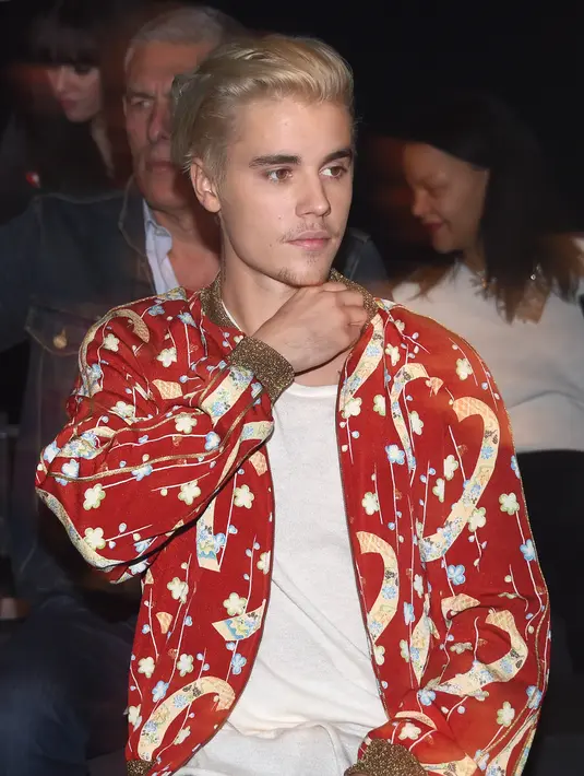 Dilansir dari HollywoodLife, banyak yang tak menyadari bahwa sang polisi lalu lintas dadakan adalah Justin Bieber. (FREDERIC J BROWN  AFP)