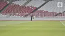 Aktivitas pekerja saat perawatan lapangan Stadion Utama Gelora Bung Karno Senayan, Jakarta Pusat, Kamis (12/1/2023). Perawatan kebersihan Stadion berkapasitas 88.083 penonton tersebut dilakukan secara rutin jelang pertandingan Internasional Sepakbola U-20 di Indonesia yang diikuti 24 negara untuk ajang bergengsi sepak bola yang akan berlangsung 20 Mei hingga 11 Juni 2023 mendatang. (merdeka.com/Iqbal S Nugroho)