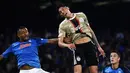 Bek Ajax, Edson Alvarez (kanan) menyundul bola di sebelah bek Napoli Brasil Juan Jesus (kiri) selama pertandingan lanjutan grup A Liga Champions di stadion Diego Armando Maradona di Naples, Italia, Rabu, 12 Oktober 2022. Napoli menang telak atas Ajax 4-2. (AFP/Filippo Monteforte)
