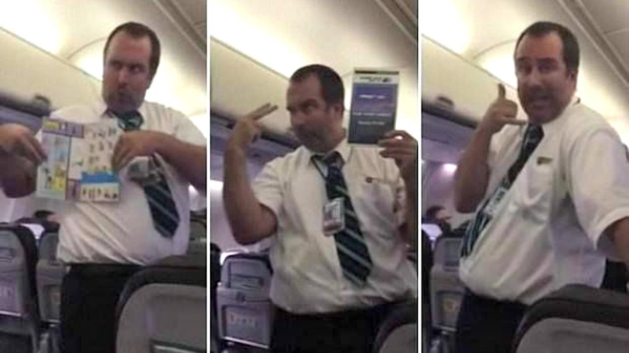 Aksi Lucu Pramugara Menghibur Penumpang