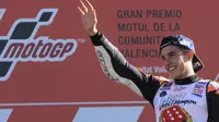 Ekspresi kegembiraan pebalap Repsol Honda, Marc Marquez, setelah memastikan gelar juara dunia MotoGP 2017 di Valencia, Minggu (12/11/2017). (AP Photo/Alberto Saiz)