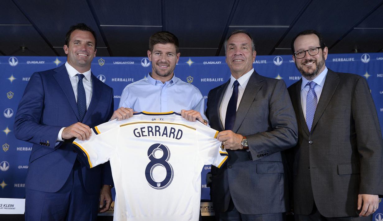 Steven Gerrard mengikat kontrak dengan LA Galaxy pada 7 Juli 2015. Selama dua tahun memperkuat LA Galaxy, ia mencatat 38 kali penampilan dan mencetak 5 gol. Gerrard meninggalkan LA Galaxy setelah memainkan partai terakhirnya pada 6 November 2016. (AFP/Kevork Djansezian/Getty Images)