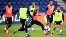 Bek Brasil, Dany ALves, menendang bola saat sesi latihan jelang laga persahabatan di Paris, Rabu (8/11/2017). Brasil akan berhadapan dengan Jepang. (AFP/Franck Fife)