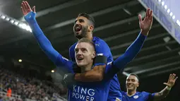 Pemain Leicester, Jamie Vardy, merayakan gol ke gawang Newcastle pada laga Liga Inggris di Stadion St James Park, Inggris, Sabtu (21/11/2015). (AFP Photo/Lindsey Parnaby)