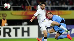 Pemain Makedonia, Martin Bogatinov (kanan) berduel dengan pemain Italia, Marco Parolo pada kualifikasi Piala Dunia 2018 di Philip II of Macedon stadium, Skopje Senin (10/10/2016) dini hari WIB. (AFP/Robert Atanasovski)