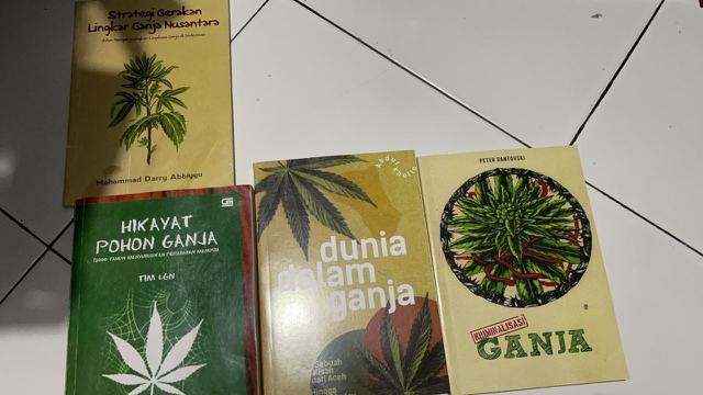 Empat buku tentang ganja yang ditemukan polisi di rumah aktor Jeff Smith. (Istimewa)