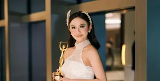 Di AMI Awards 2023, Mahalini tampil bak peri degnan dress cantik berwarna putih dan hair-piece yang manis. [Foto: Instagram/mahaliniraharja]