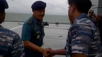 Panglima Koarmabar Laksamana Muda TNI Widodo kunjungi KRI Banda Aceh, Jumat (2/1/2015). (Liputan6.com/Rochmanuddin)