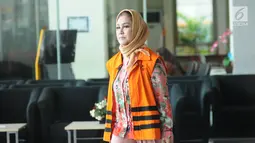 Wali Kota Tegal (nonaktif), Siti Masitha Soeparno meninggalkan Gedung KPK usai menjalani pemeriksaan, Jakarta, Jumat (24/11). Pemeriksaan terkait dugaan suap pengelolaan dana jasa RSUD Kardinah Kota Tegal TA 2017. (Liputan6.com/Helmi Fithriansyah)