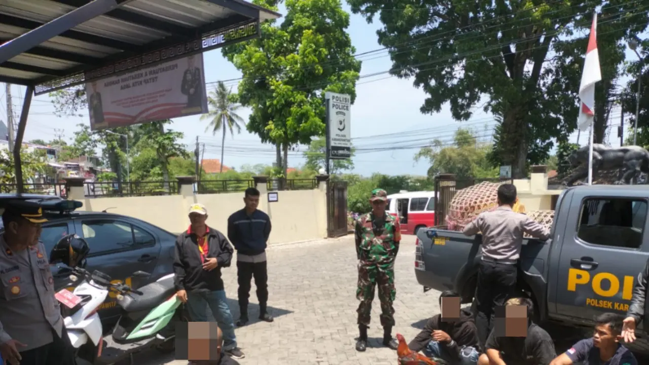Kepolisian Sektor (Polsek) Karangpawitan Polres Garut, Jawa Barat, mengamankan lima pelaku arena judi sabung ayam di Desa Situsaeur Kecamatan Karangpawitan Kabupaten Garut. (Liputan6.com/Jayadi Supriadin)
