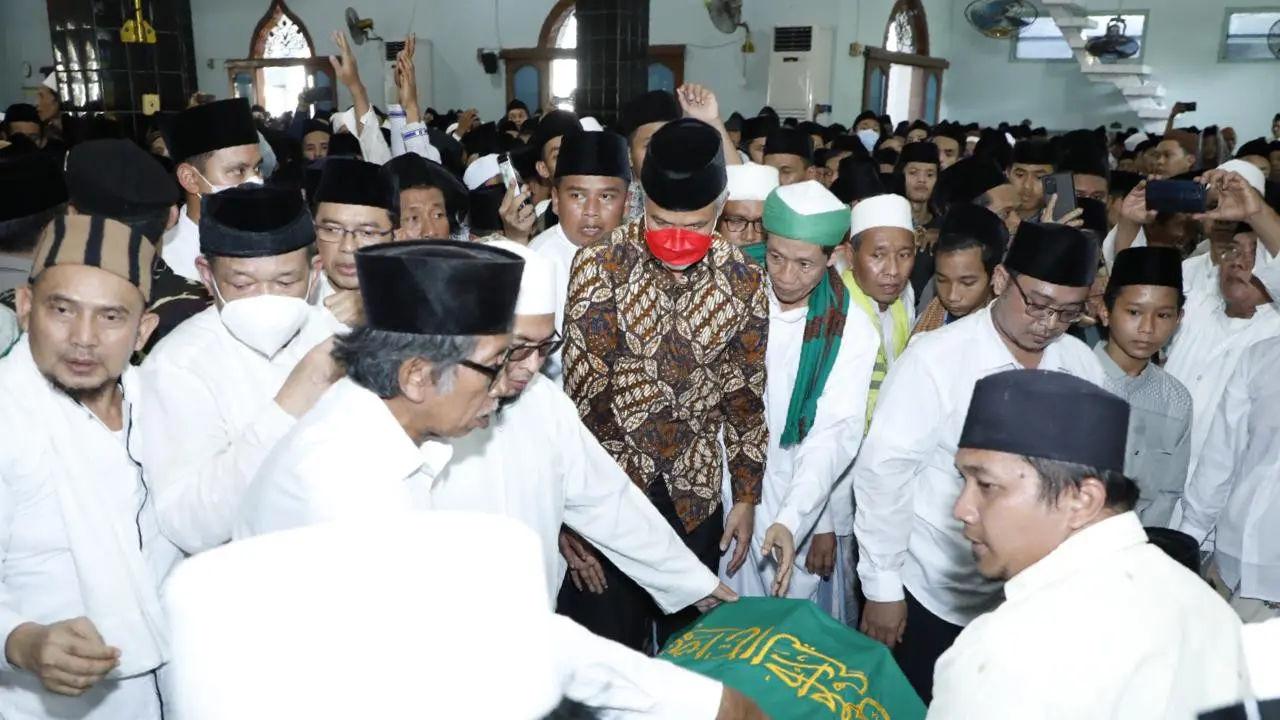 Gubernur Jawa Tengah Ganjar Pranowo melayat Mustasyar Pengurus Besara Nahdlatul Ulama (PBNU) KH Dimyati Rois di kediamannya Kampung Jagalan, RT03/02, Kutoharjo, Kaliwungu, Kabupaten Kendal, Jateng.
