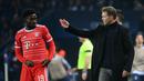 Pelatih Julian Nagelsmann (kanan) berbicara dengan gelandang Bayern Munchen  Alphonso Davies selama pertandingan Liga Champions UEFA menghadapi Paris Saint-Germain (PSG) di Parc des Princes di Paris, pada 14 Februari 2023. Kabar mendadak pemecatan Nagelsmann tersebut cukup membuat kegemparan di tengah jadwal jeda internasional musim ini. (FRANCK FIFE/AFP)