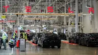 Para karyawan bekerja di Gigafactory Tesla, Shanghai, China, 20 November 2020. Perusahaan mobil listrik Amerika Serikat (AS), Tesla, pada 2019 lalu membangun Gigafactory pertamanya di luar AS di kawasan baru Lingang. (Xinhua/Ding Ting)