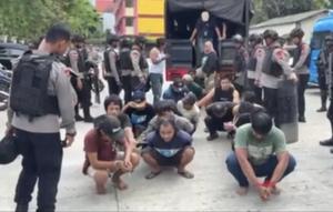 Pasukan gabungan menggelar operasi di kawasan dikenal sebagai salah satu kampung rawan narkoba. (Dok. Istimewa)