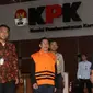 Tersangka Bupati Cirebon, Sunjaya Purwadi Sastra kenakan rompi tahanan usai menjalani pemeriksaan di Gedung KPK, Jakarta, Jumat (26/10). Sunjaya ditahan KPK terkait mutasi jabatan, proyek, perizinan dan gratifikasi. (Liputan6.com/Herman Zakharia)