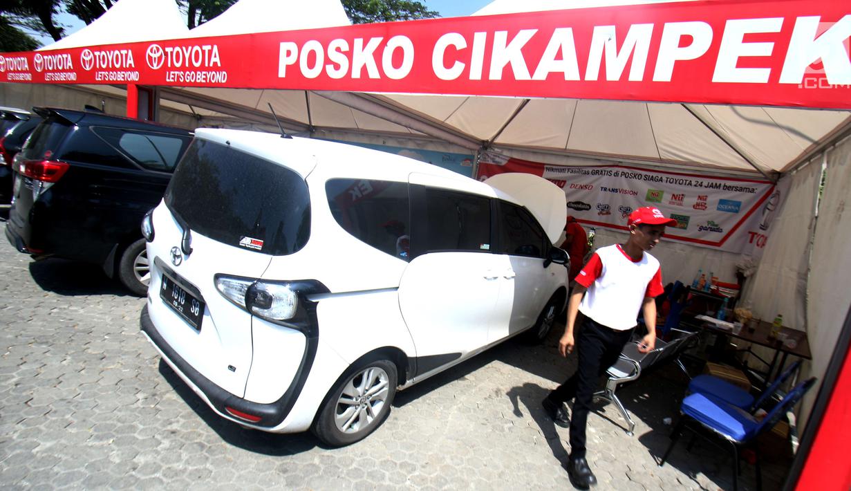 Sejumlah kendaraan menerima pelayanan servis di rest area 57 km, Karawang, Jawa Barat, Kamis (29/6). Salah Satu Retail kendaraan Menjamin kenyamanan pelanggan yang melakukan servis akan mendapat diskon jasa hingga 25 persen. (Liputan6.com/Helmi Afandi)