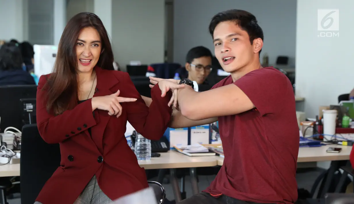 Gaya artis Nafa Urbach bersama Kevin Kambey saat bertandang ke Liputan 6 di SCTV Tower, Jakarta, Selasa (10/4). Kevin Kambey adalah lawan main Nafa Urbach di film 'Kembang Kantil'. (Liputan6.com/Arya Manggala)