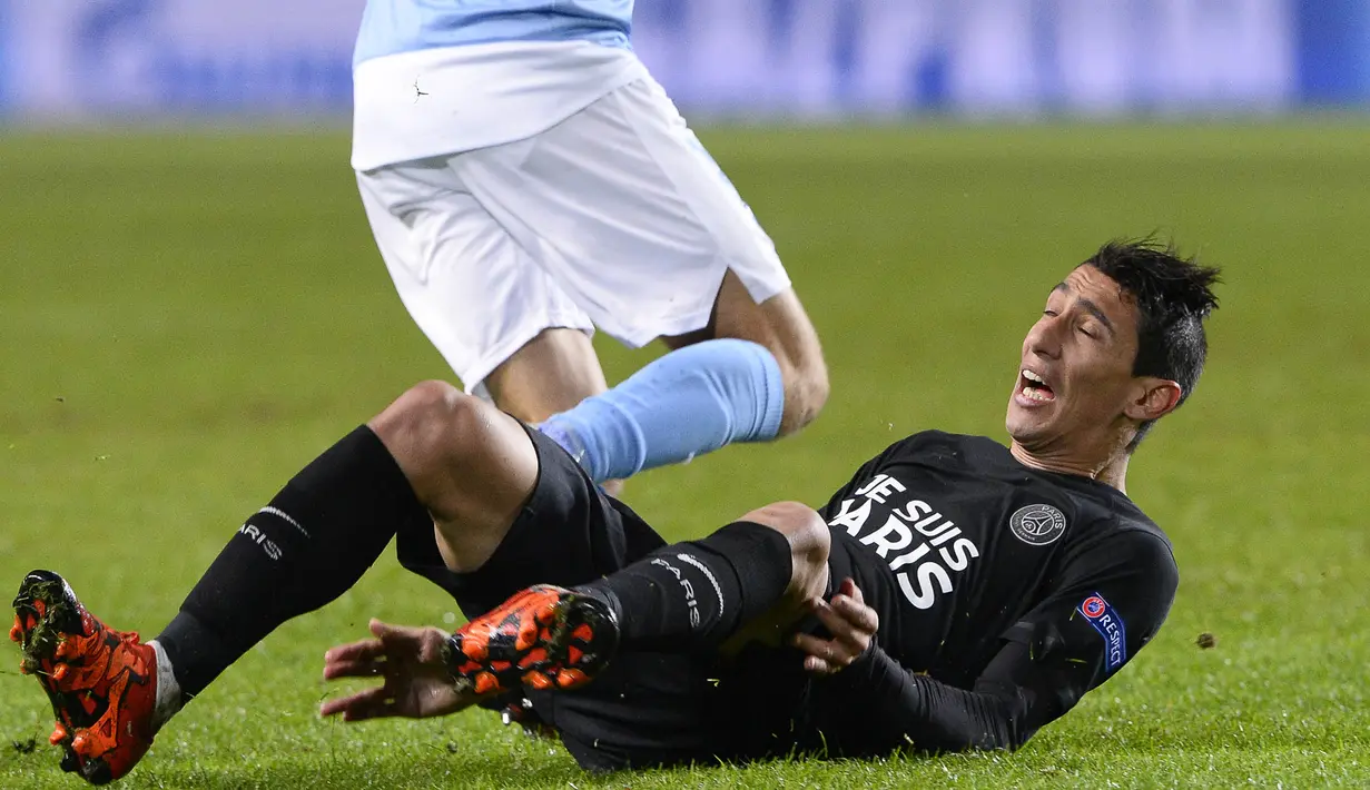 Gelandang PSG, Angel Di Maria terjatuh saat laga Liga Champions melawan Malmo FF di Swedia, Rabu (25/11/2015) WIB dini hari. (AFP Photo/Jonathan Nackstrand)