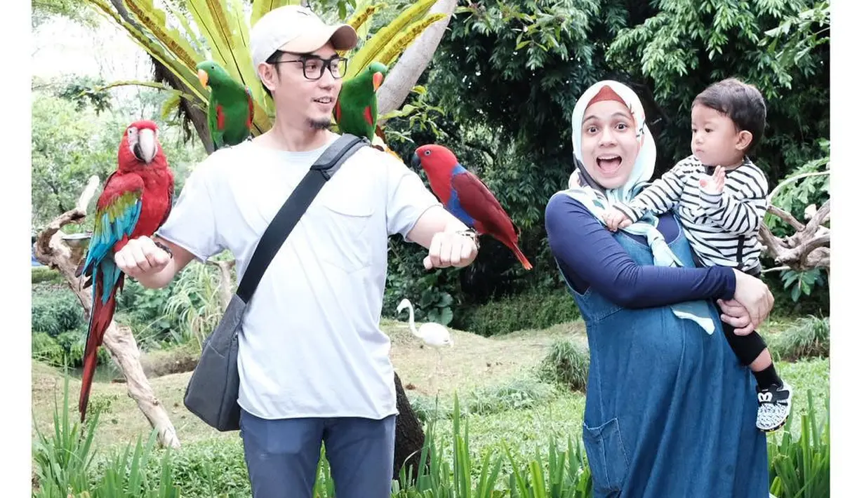 Seperti di foto ini, walaupun perutnya semakin membesar namun Gina tetap meluangkan waktu untuk keluarga. Tampak ia bersama anak dan suaminya pergi ke sebuah tempat hiburan dan melihat satwa peliharaan. (Instagram/missnyctagina)