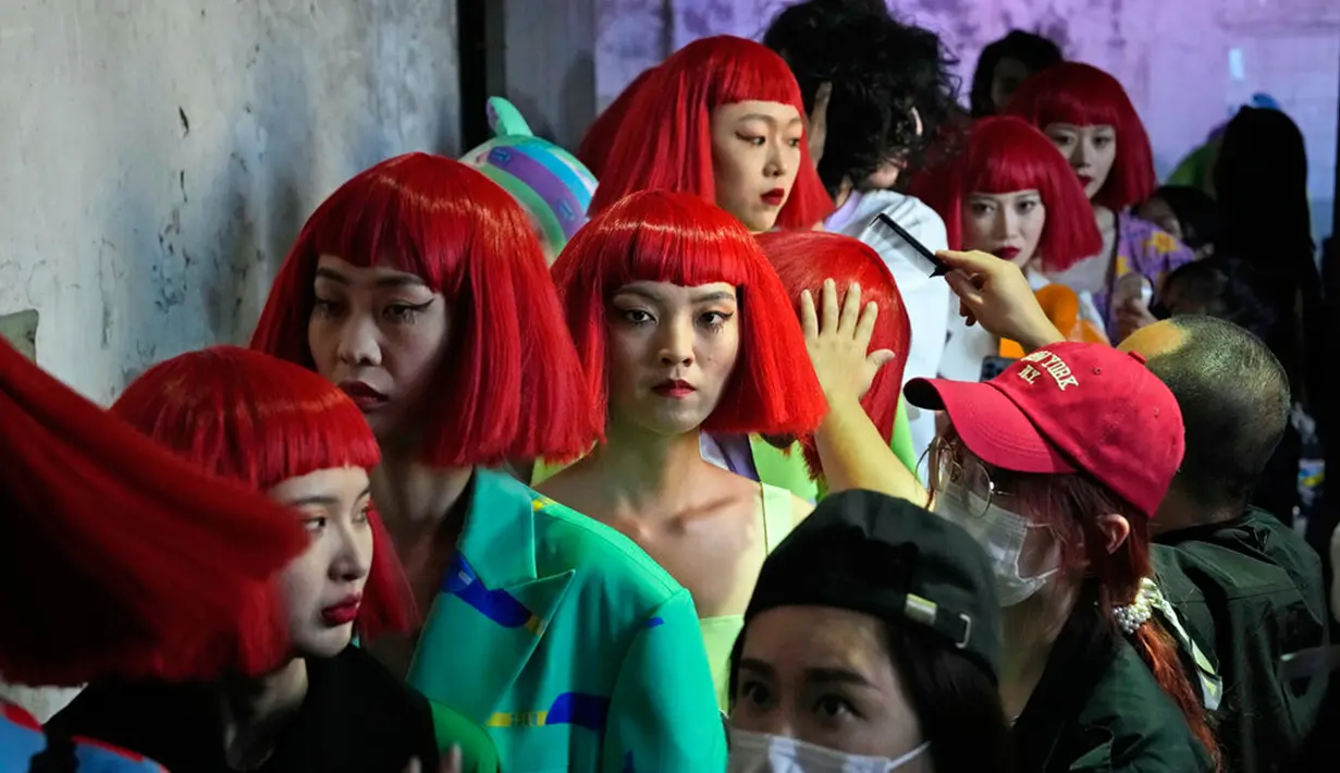 Para model bersiap untuk pertunjukan Dying Chongchong karya desainer Song Year pada acara China Fashion Week di Beijing, China, 7 September 2022. (AP Photo/Ng Han Guan)