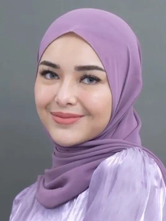 Dalam akun media sosialnya, Amanda Manopo mengunggah video singkat tutorial rencana makeup untuk lebaran.  [@amandamanop]