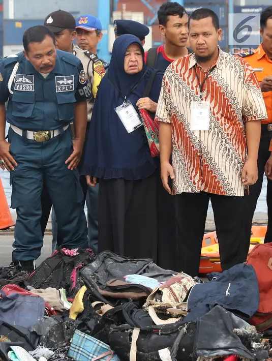 Beberapa keluarga korban jatuhnya pesawat Lion Air JT 610 melihat barang-barang temuan di Pelabuhan JICT 2, Jakarta, Rabu (31/10). 189 orang menjadi korban jatuhnya pesawat Lion Air JT-610 pada Senin (29/10) lalu. (Liputan6.com/Helmi Fithriansyah)