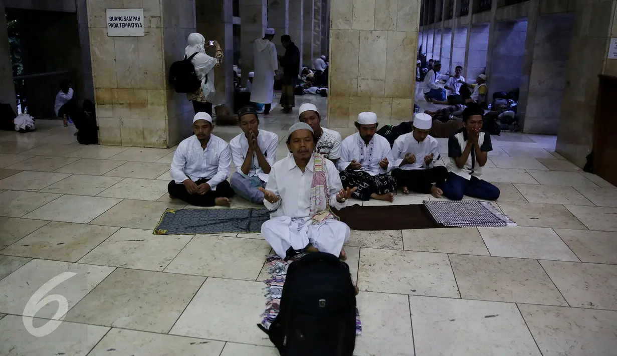 Umat muslim dari berbagai daerah sedang berdoa  usai melakukan perjalanan dan menjalankan salat Shubuh di Masjid Istiqlal, Jakarta. (04/10). Mereka akan melakuan long march dan aksi damai di depan Istana Merdeka. (Liputan6.com/Johan Tallo)