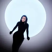 Kim Kardashian tampil serba hitam saat meraih penghargaan fashion icon di People's Choice Awards. (Instagram/kimkardashian).