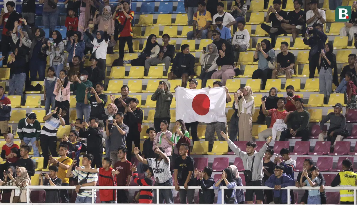 <p>Suporter Timnas Jepang U-17 hadir mendukung timnya saat melawan Spanyol U-17 dalam pertandingan babak 16 Besar Piala Dunia U-17 di Stadion Manahan, Solo. Senin (20/11/2023). (Bola.com/Arief Bagus)</p>