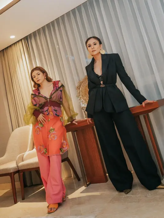 Wulan Guritno dan Shalom Razade baru-baru ini terlihat menghadiri sebuah acara bersama. Dengan konsep party, keduanya pun tampil elegan di acara tersebut dan berhasil mencuri perhatian. (instagram/sharazaaa)