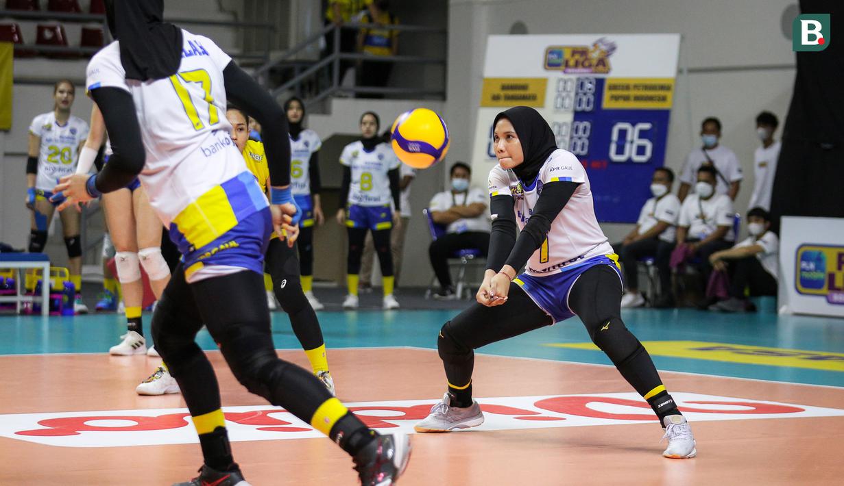 Pemain Bandung Bjb Tandamata, Nandita Ayu Salsabilla (kanan) berusaha mengembalikan bola saat laga grand final PLN Mobile Proliga 2022 melawan Gresik Petrokimia Pupuk Indonesia di Padepokan Voli Jenderal Polisi Kunarto, Sentul, Sabtu (26/03/2022). (Bola.com/Bagaskara Lazuardi)