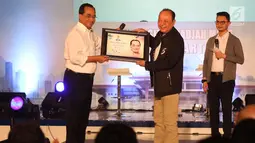 Pemimpin Redaksi SCTV, Indosiar, dan Liputan6.com Mohamad Teguh (tengah) memberikan cinderamata kepada Menhub Budi Karya Sumadi (kiri) di EGTC 2017 di Graha Sabha Pramana Universitas Gadjah Mada, Yogyakarta, Selasa (31/10). (Liputan6.com/Helmi Afandi)