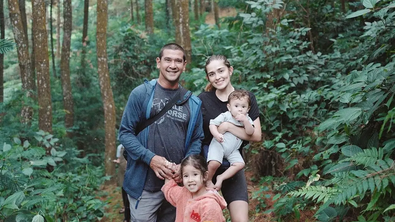 6 Potret Yasmine Wildblood Bersama Keluarga Liburan di Tengah Alam Bogor