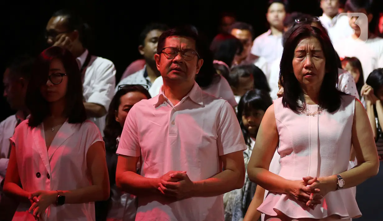 Karyawan EMTEK Group beragama Nasrani menghadiri Perayaan Natal Persekutuan Doa SCTB - Emtek Group 2019 di Studio 6 Emtek City, Jakarta, Kamis (19/12/2019). Acara yang juga diisi Agnez Mo Christmas Concert – The Greatest Love ini akan disiarkan pada 24 Desember di SCTV. (Liputan6.com/Johan Tallo)