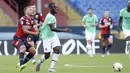 Pemain Genoa Domenico Criscito (kiri) berebut bola dengan pemain Inter Milan Moses Victor pada pertandingan Serie A di Stadion Luigi Ferraris, Genoa, Italia, Sabtu (25/7/2020. Inter Milan mengalahkan Genoa 3-0. (Tano Pecoraro/LaPresse via AP)