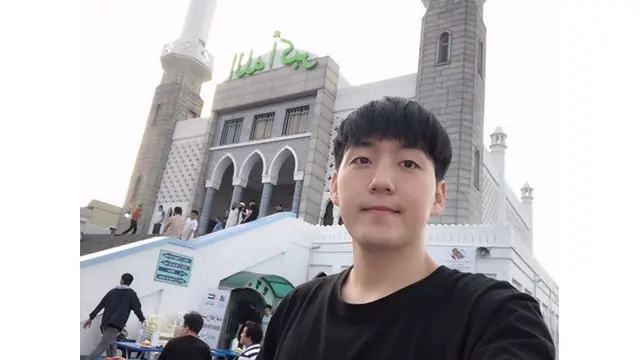 7 Potret Jay Kim, Vlogger Korea yang Resmi Jadi Mualaf dan Ubah Nama
