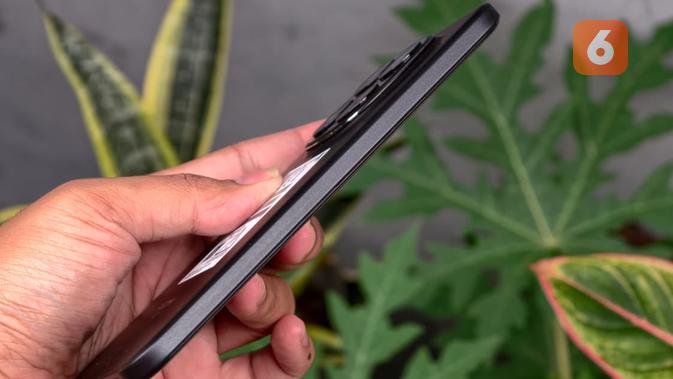 Potret sisi kiri bodi Redmi Note 15 Pro+ (Liputan6/Arief Ferdian Maulana)