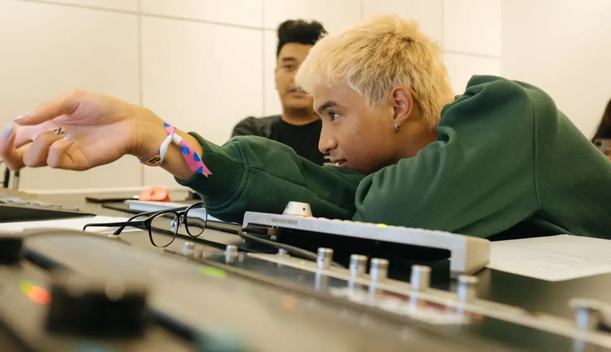 Sebelumnya, melalui akun Instagram, Devano Danendra juga diketahui tampil dengan warna rambut blonde. Penampilan pria kelahiran 23 September 2002 ini pun mencuri perhatian banyak netizen. (Liputan6.com/IG/@iamdevano)
