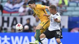 Aksi pemain Australia, Tomas Rogic (kiri) berebut bola dengan pemain Jerman, Joshua Kimmich pada laga grup B Piala Konfederasi 2017 di Fisht Stadium, Sochi, Rusia, (19/6/2017). Jerman menang 3-2. (AP/Martin Meissner)