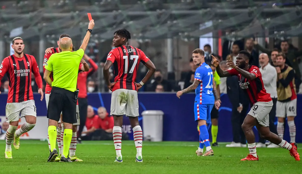 AC Milan mendapatkan bencana pada menit ke-29, Franck Kessie menerima kartu kuning keduanya dan diusir keluar lapangan. (AFP/Miguel Medina)