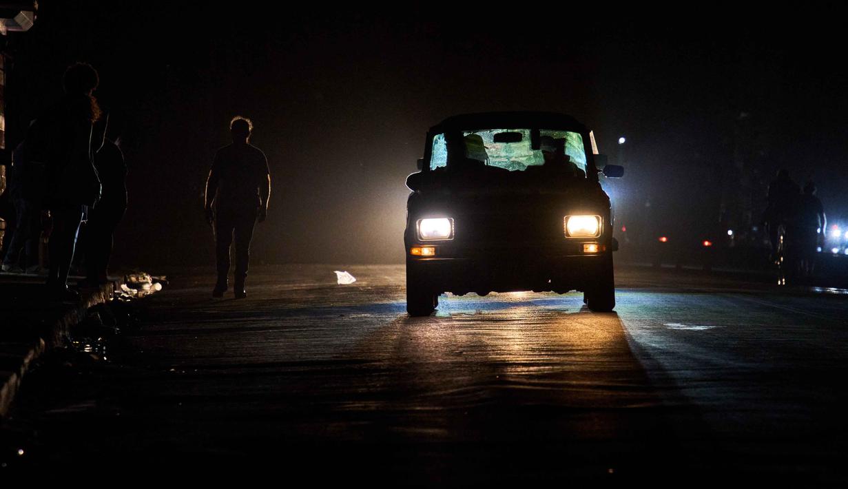 Situasi diperburuk oleh terbatasnya pasokan minyak dari Venezuela dan tekanan kebijakan dari pemerintah Amerika Serikat yang membatasi pengiriman energi ke negara Karibia tersebut. Tampak dalam foto, sebuah kendaraan melaju di jalanan saat terjadi pemadaman listrik di Havana, Kuba, Rabu 4 Maret 2026. (AP Photo/Ramon Espinosa)