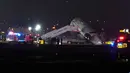 Situasi ini mengganggu operasional di salah satu bandara domestik tersibuk di Amerika Serikat. Tampak dalam foto, sebuah pesawat Air Canada Express terparkir di landasan pacu Bandara LaGuardia, New York, Amerika Serikat, Senin 23 Maret 2026, setelah bertabrakan dengan kendaraan Otoritas Pelabuhan. (AP Photo/Ryan Murphy)