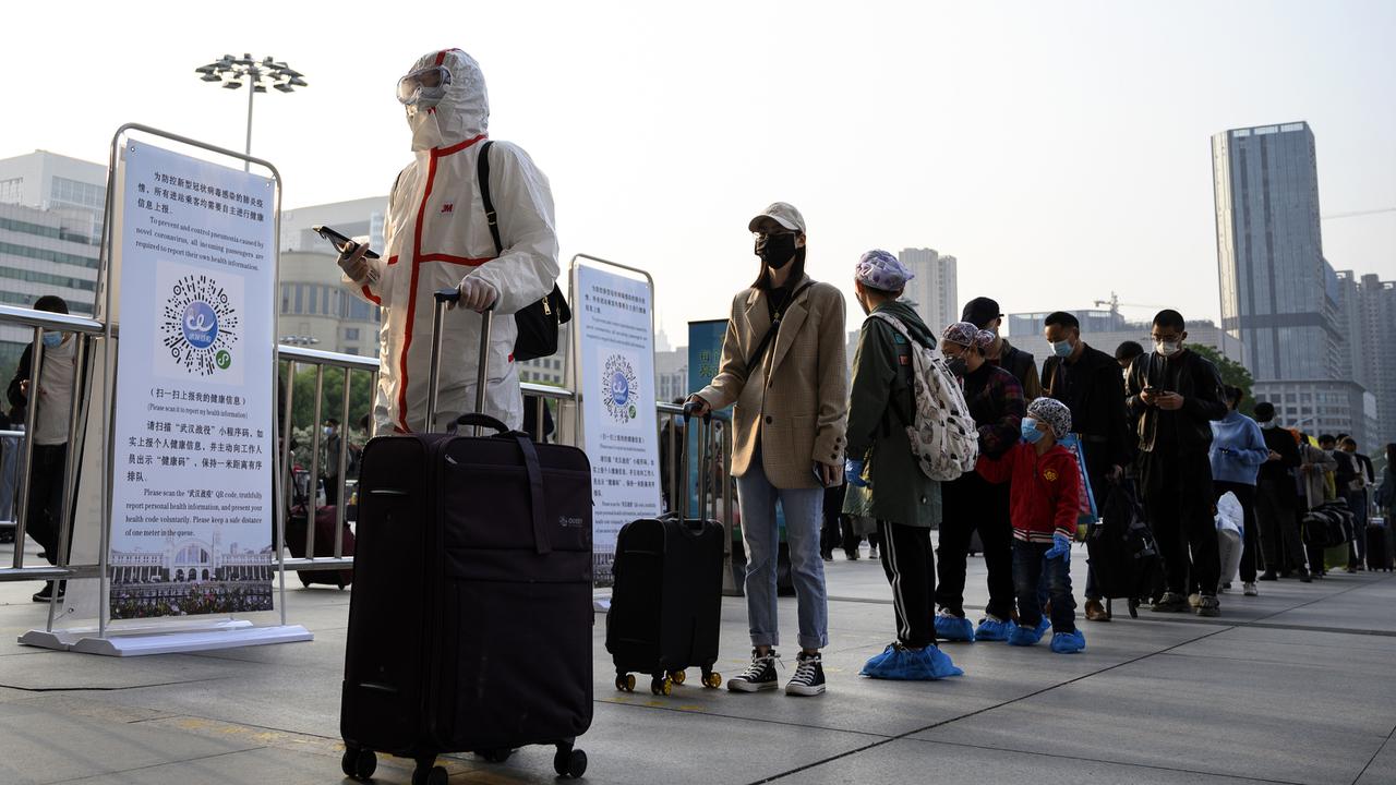 FOTO: Penampilan Berbeda Warga Wuhan Setelah Corona Mereda
