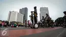 Sejumlah anggota polwan bersepeda melakukan patroli di kawasan Bunderan HI, Jakarta (15/1). Patroli menggunakan sepeda ini adalah alternatif lain dari penggunaan kendaraan bermotor saat HBKB. (Liputan6.com/Faizal Fanani)