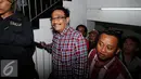 Cawagub DKI Jakarta, Djarot Saiful Hidayat (tengah) menaiki tangga ruang Dirkrimum Polda Metro Jaya, Jakarta, Senin (5/12). Djarot diperiksa sebagai saksi kasus penghadangan kegiatan kampanye  pada 25 November 2016 lalu. (Liputan6.com/Helmi Fithriansyah)
