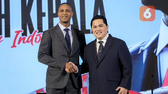 Pelatih kepala baru Timnas Indonesia, Patrick Kluivert berjabat tangan dengan ketua umum PSSI, Erick Thohir pada acara konferensi pers mengenai perkenalan pelatih baru Timnas Indonesia di Hotel Mulia, Senayan, Jakarta, Minggu (12/01/2025). (Bola.com/Bagaskara Lazuardi)