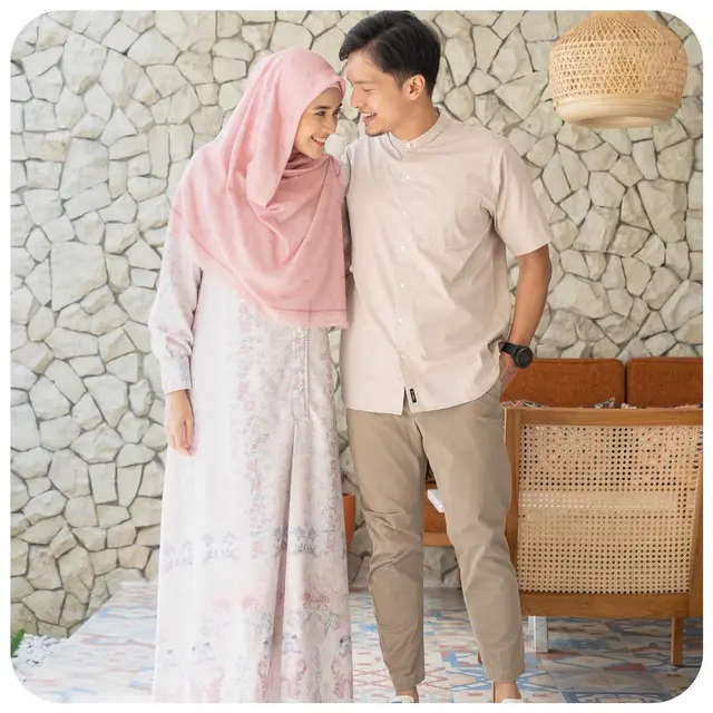 6 Pilihan Gamis Simpel Putih ala Dhini Aminarti, Referensi Tampil Syari dan Modis di Usia 40-an