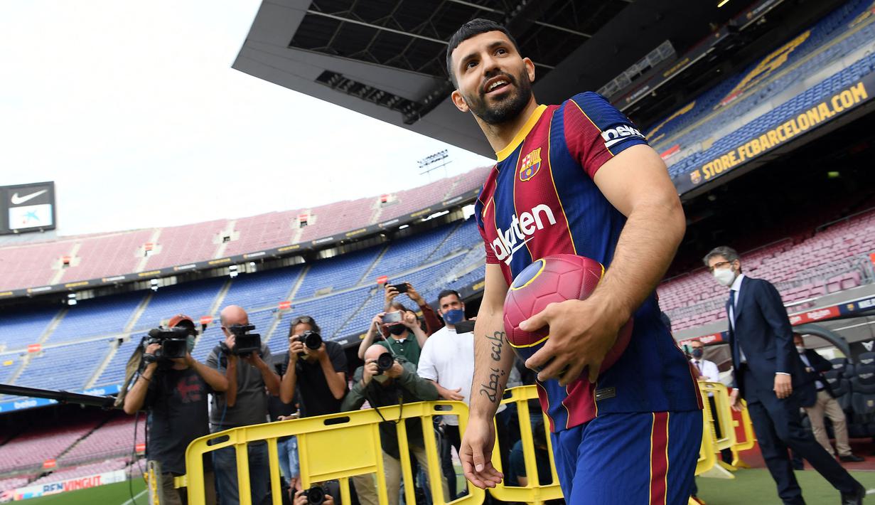 Sergio Aguero berpose di lapangan Stadion Camp Nou selama presentasi resminya sebagai pemain baru FC Barcelona di stadion Camp Nou, Barcelona (31/05/2021). Merka telah menandatangani kontrak hingga tahun 2023 dengan klausal pembelian 100 juta Euro. (Foto: AFP/Lluis Gene)