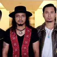 Ditinggal bassisnya, Jono, Gugun Blues Shelter perkenalkan anggota baru.
